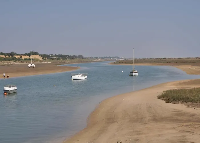 Luxury 3 Bedroom With Private Pool *